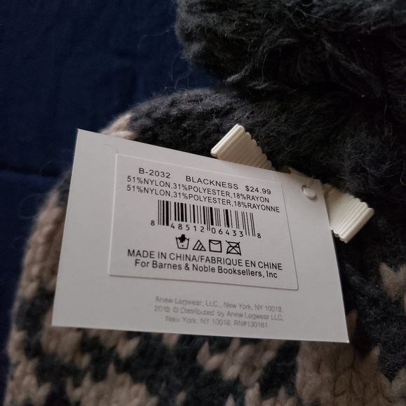 Womens Winter Hat - Picture 3 of 3